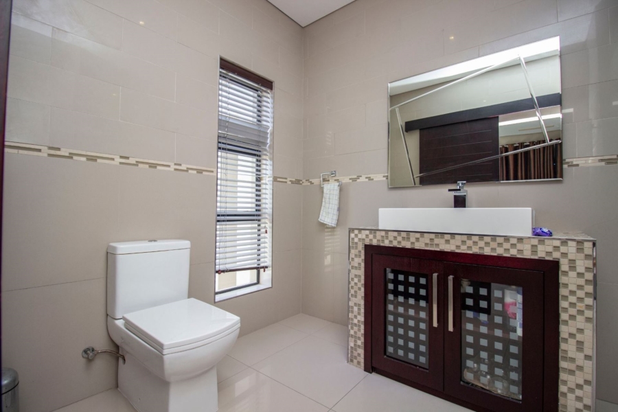 6 Bedroom Property for Sale in Baronetcy Western Cape